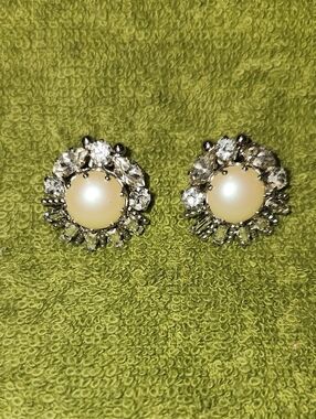 Vintage Style Faux Pearl & Rhinestone Halo Clip-On Earrings